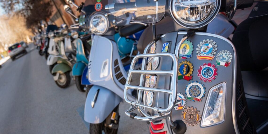 VespAlcalá reúne alrededor de 250 Vespas en Alcalá y supera su anterior récord de participación 1 Concentración de Vespa / Imagen: Ayuntamiento de Alcalá