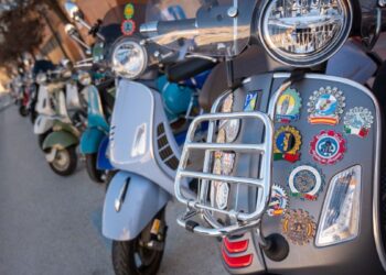 Vespalcalá celebra su décima edición con 200 scooters clásicas en Alcalá de Henares