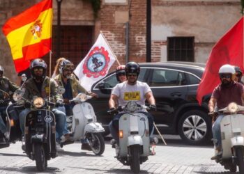 Vespalcalá reúne a cientos de apasionados de la Vespa en su décima edición en Alcalá de Henares