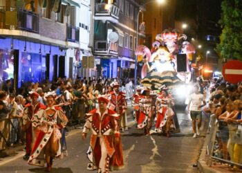 Miles de alcalaínos abarrotan las calles en el desfile de carrozas que cerró las Ferias 2025