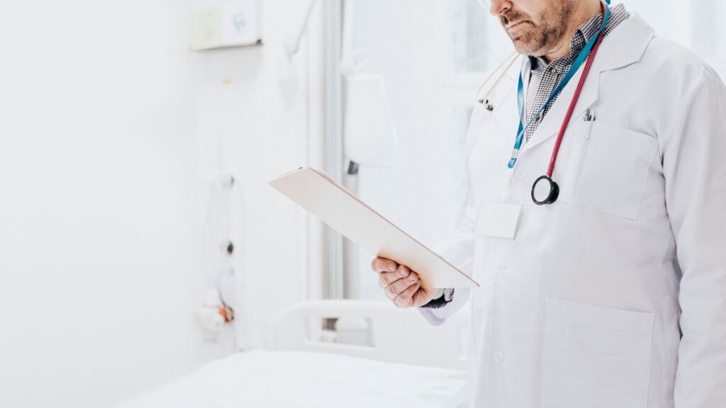 El cribado del cáncer de cérvix llegará a más de dos millones de mujeres de la Comunidad de Madrid 1 doctor leyendo informe