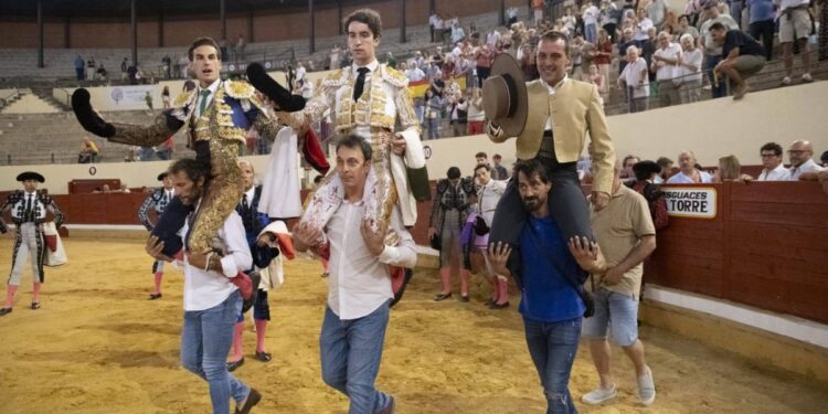 La Feria Taurina de Alcalá concluye con tres festejos y puerta grande para varios toreros 1 Salida a hombros en La Estudiantil durante la Feria Taurina de Alcalá / Foto: Ayuntamiento de Alcalá
