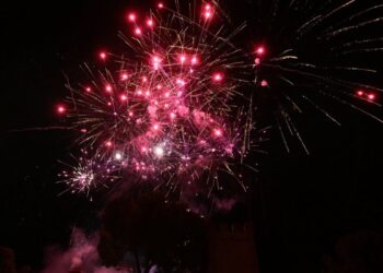 La Huerta del Obispo se iluminó con el castillo de fuegos que despidió las Ferias 2025