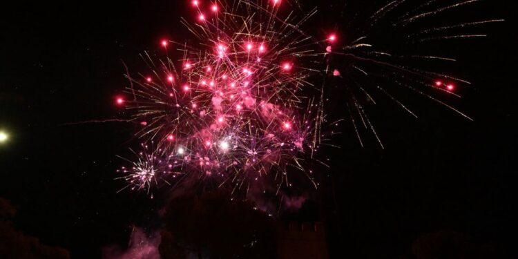 La Huerta del Obispo se iluminó con el castillo de fuegos que despidió las Ferias 2025 1 Fuegos artificiales en la Huerta del Obispo. / Foto: Ayuntamiento de Alcalá