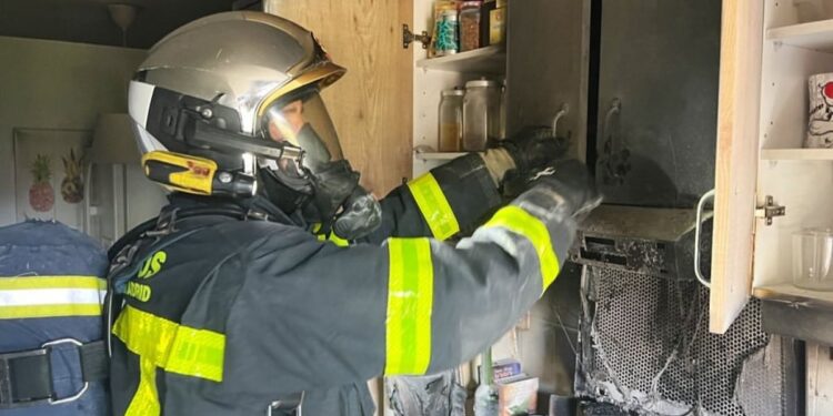 Bomberos actuando en una cocina / Fuente: 112