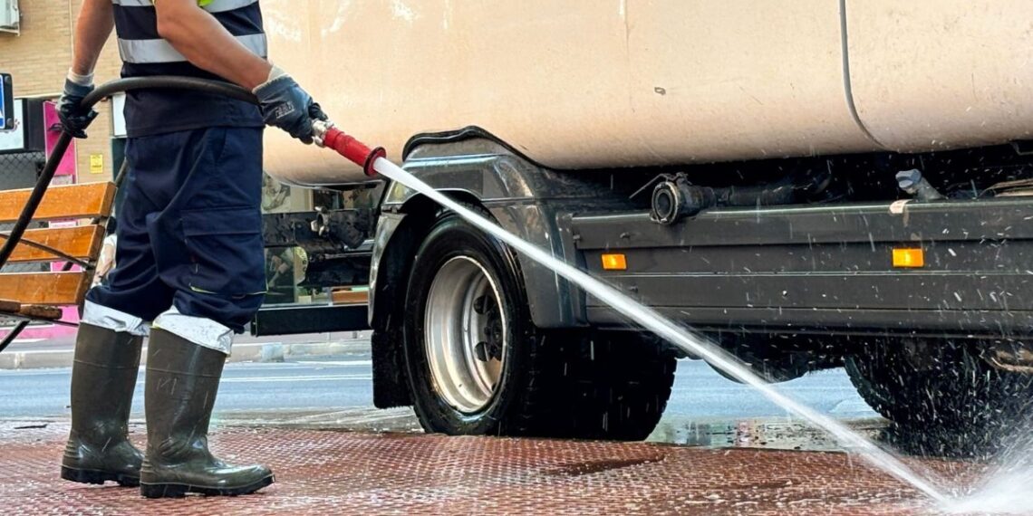 El Ayuntamiento refuerza la limpieza intensiva en el Distrito IV con más medios y actuaciones a pie de calle 1 Un operario durante las labores de baldeo con agua a presión. / Imagen: Ayuntamiento de Alcalá