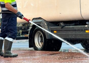 El Ayuntamiento refuerza la limpieza intensiva en el Distrito IV con más medios y actuaciones a pie de calle