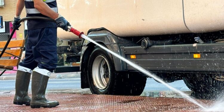 El Ayuntamiento refuerza la limpieza intensiva en el Distrito IV con más medios y actuaciones a pie de calle 1 Un operario durante las labores de baldeo con agua a presión. / Imagen: Ayuntamiento de Alcalá