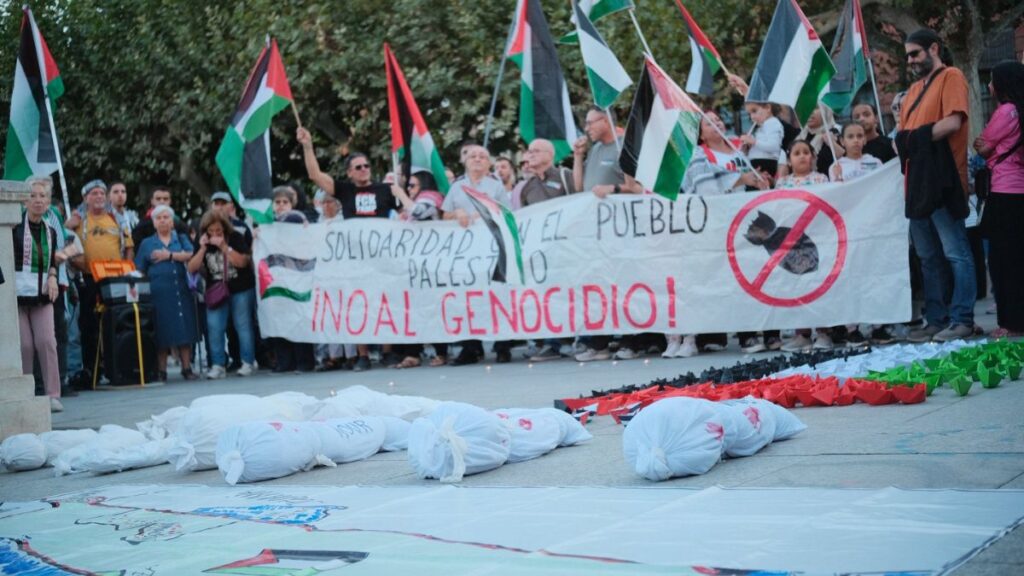 Cientos de personas participan en una marcha en Alcalá en solidaridad con la población palestina 1 manifestacion palestina