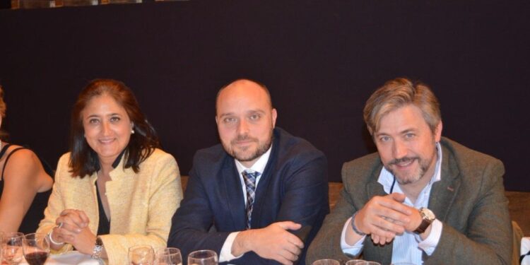 Markel Gorbea Pérez, en el centro, junto a su abogado Octavio Martín González (a la derecha en la imagen), quien llevó su defensa hasta la absolución.