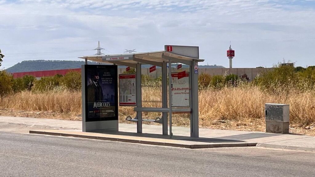 El crecimiento de barrios como El Olivar-Las Sedas y Ciudad del Aire refuerza la necesidad de mejorar el transporte público 1 marquesina de autobus el olivar