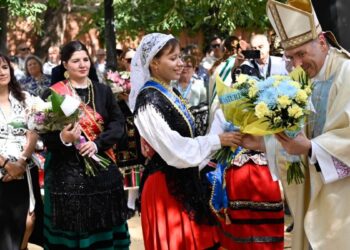 La explanada del Val se llena en la Misa Mayor y la ofrenda floral a la patrona complutense
