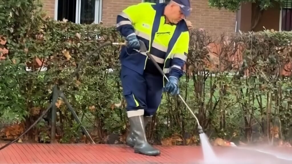 El Ayuntamiento refuerza las limpiezas intensivas en el Distrito II con baldeos, desbroces y retirada de voluminosos 1 operario limpieza distrito ii