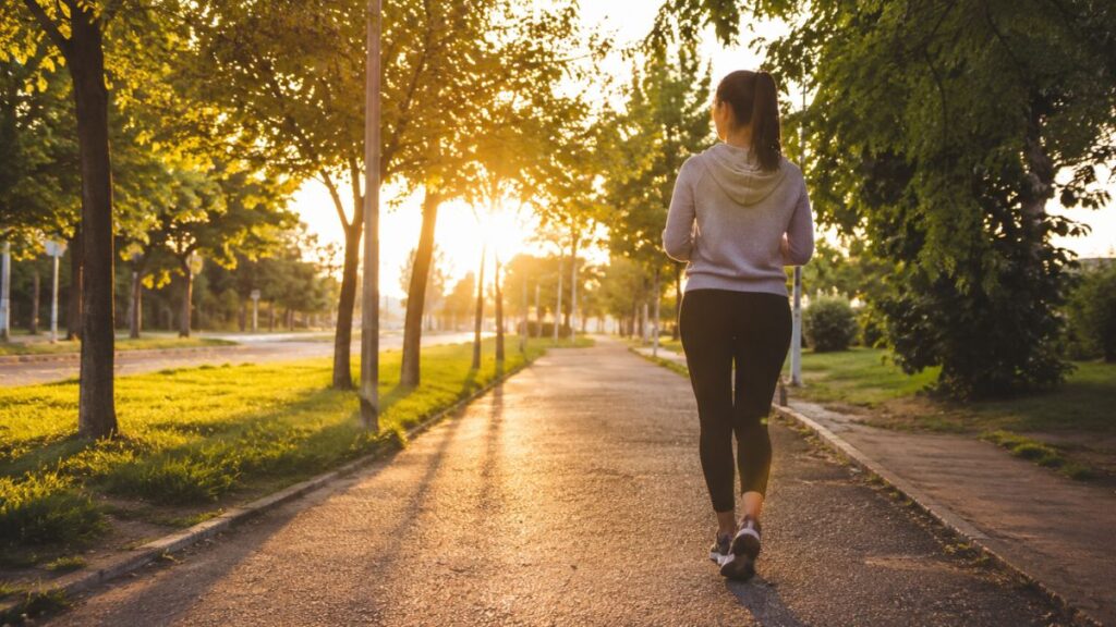 Caminar 30 minutos al día: el hábito sencillo que puede mejorar tu cuerpo y tu mente 1 paseo parque