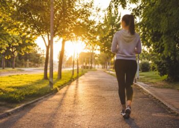 Caminar 30 minutos al día: el hábito sencillo que puede mejorar tu cuerpo y tu mente