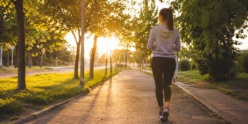Caminar 30 minutos al día: el hábito sencillo que puede mejorar tu cuerpo y tu mente