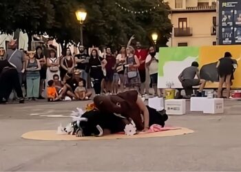 Alcalá Antitaurina llena la plaza de los Santos Niños de vecinos reclamando “unas fiestas sin sufrimiento animal”