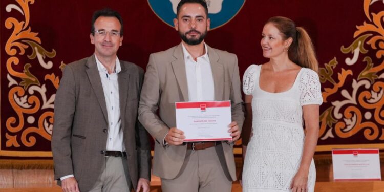 Ramón Pérez Tanoira, microbiólogo del Hospital Príncipe de Asturias, recibe un premio por su labor en cooperación internacional 1 Ramón Pérez Tanoira recibiendo el premio en la categoría de Formación Sanitaria. / Imagen: Comunidad de Madrid