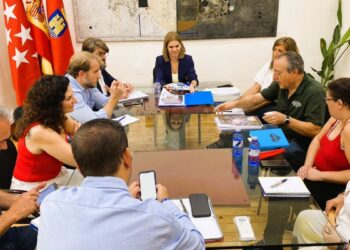 Vecinos de Reyes II trasladan al Ayuntamiento demandas sobre seguridad, limpieza y obras en reunión de más de dos horas