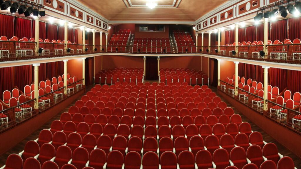 El Teatro Salón Cervantes abrirá sus tripas al público con dos visitas guiadas por el Día Mundial del Teatro 1 teatro salon cervantes asientos