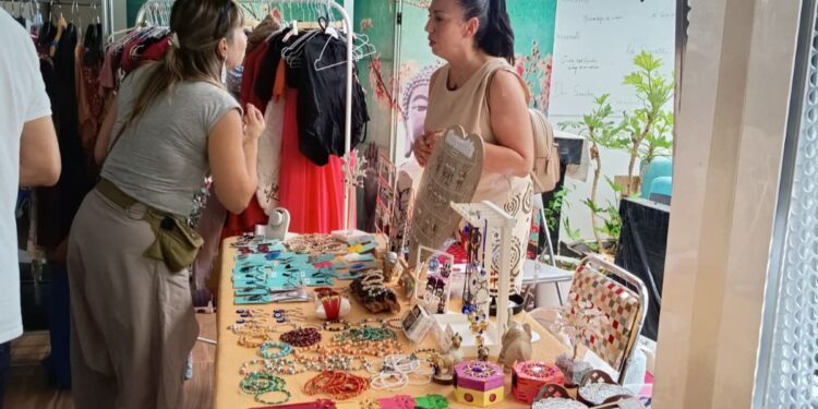 Vecinos y artesanos se unen en el VIII TOV Mercadillo Alkala para apoyar a familias vulnerables 1 Mercadillo vecinal / Imagen: Café Pendiente