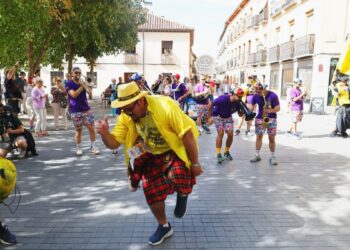 El IV VikiConcurso de Charangas inunda de música, pasacalles y solidaridad las calles de Alcalá