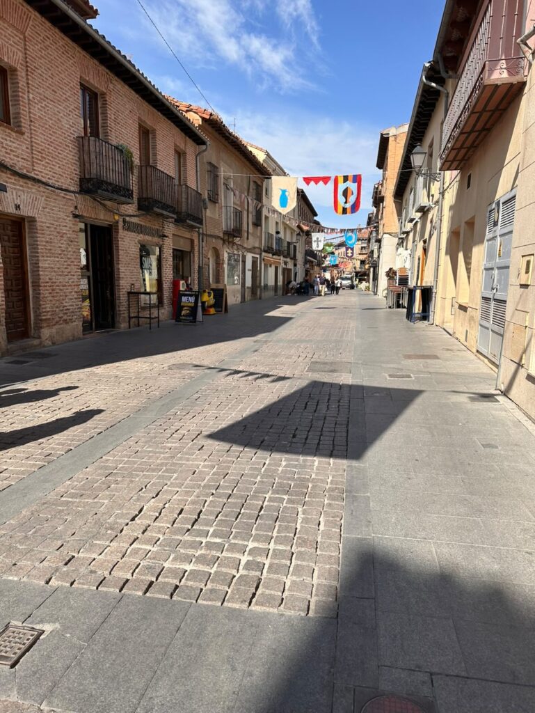 La retirada de terrazas en Ramón y Cajal por parte del Ayuntamiento durante el Mercado Cervantino genera malestar entre los hosteleros 2 554235360 1721868578476486 1790804435304906889 n