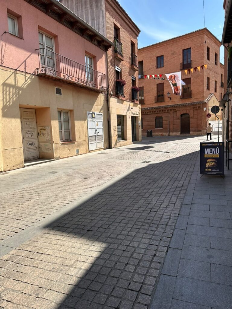 La retirada de terrazas en Ramón y Cajal por parte del Ayuntamiento durante el Mercado Cervantino genera malestar entre los hosteleros 3 563259195 1932212477342826 681216845136881512 n