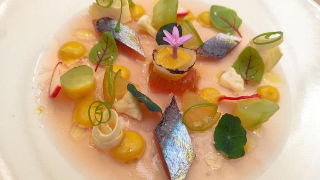 Escabeche citrico de sardinas Ahumada sobre tomate en textura y verduras encuetidas