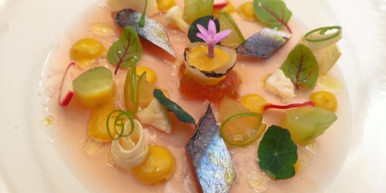 Escabeche cítrico de sardinas Ahumada sobre tomate en textura y verduras encuetidas / Foto: EHT