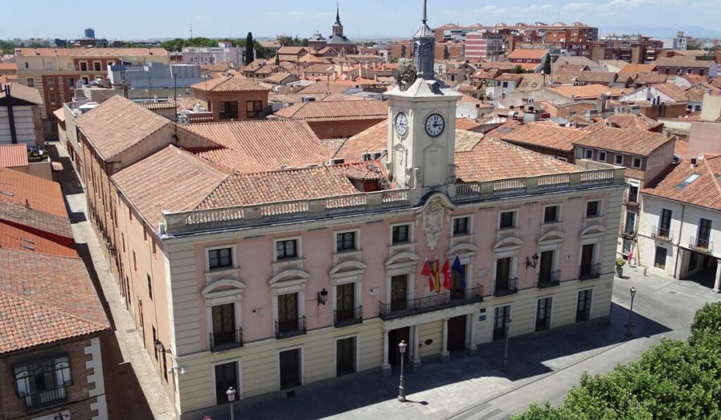 Alcalá presenta la liquidación del presupuesto municipal de 2025 con 222,5 millones ejecutados 1 Fachada Ayto