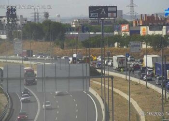 Un accidente en la A‑2 junto a Alcalá corta dos carriles y causa más de ocho kilómetros de atasco