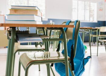 Cuando el calor aprieta y las banderas ondean: el pulso por las prioridades en los centros educativos de Alcalá