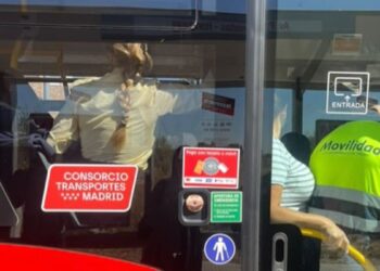 El exceso de viajeros en la línea 9 vuelve a evidenciar las carencias de transporte en El Olivar