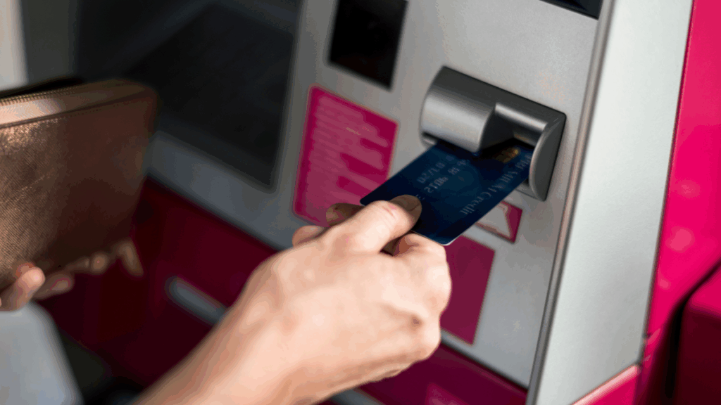 La Policía Nacional alerta sobre estafas a mayores en cajeros automáticos y lanza una campaña preventiva 1 cajero tarjeta