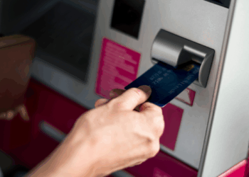 La Policía Nacional alerta sobre estafas a mayores en cajeros automáticos y lanza una campaña preventiva