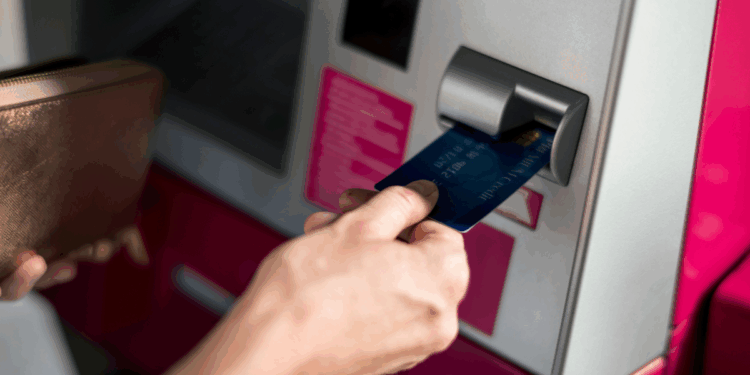 La Policía Nacional alerta sobre estafas a mayores en cajeros automáticos y lanza una campaña preventiva 1 rawpixel.com - Freepik