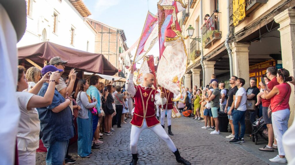 calle mayor mercado cervantino desfile