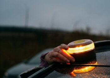 Baliza V16 conectada: qué cambia desde enero de 2026 y cómo elegir la señal obligatoria que sustituye a los triángulos