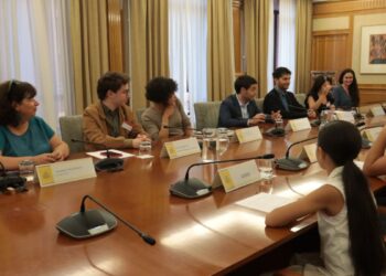 Chicas de CAJE llevan al Ministerio sus propuestas para regular la publicidad de alimentos dirigida a menores
