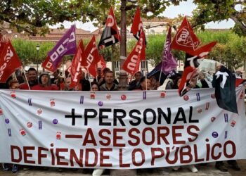 Los sindicatos municipales se concentran tras el Pleno y denuncian falta de personal y “horizonte de privatizaciones” en Alcalá