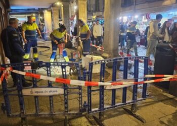 Una avería corta el agua en plena calle Mayor durante el Mercado Cervantino y obliga a intervenir de urgencia