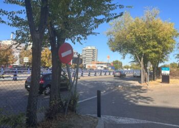 “Cruce peligrosísimo” en La Garena: una vecina con discapacidad visual reclama un paso de cebra junto a la gasolinera Repsol