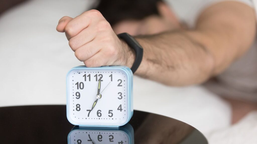 ¿Último cambio de hora? Este domingo a las 3 serán las 2 y regresa el horario de invierno en España 1 despertador hombre