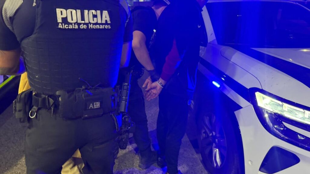 Detenidos un hombre y una mujer tras un robo con violencia en la Vía Complutense 1 detenidos policia local