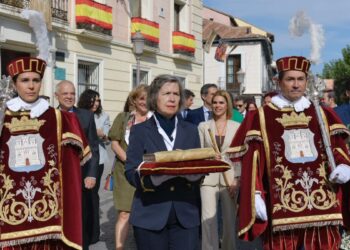 Alcalá celebra el Día de Cervantes con procesión cívica, lectura del Quijote y apertura del Mercado