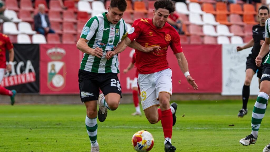 La RSD Alcalá busca dar un golpe sobre la mesa ante el líder Tenerife B en El Val 1 disputa balon rsd alcala