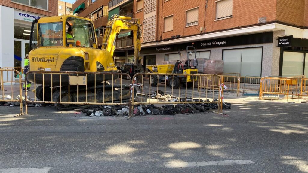 Un otoño de obras: Vía Complutense, Cuatro Caños y los puentes de Zulema y Daganzo tensan el tráfico 1 maquina obras