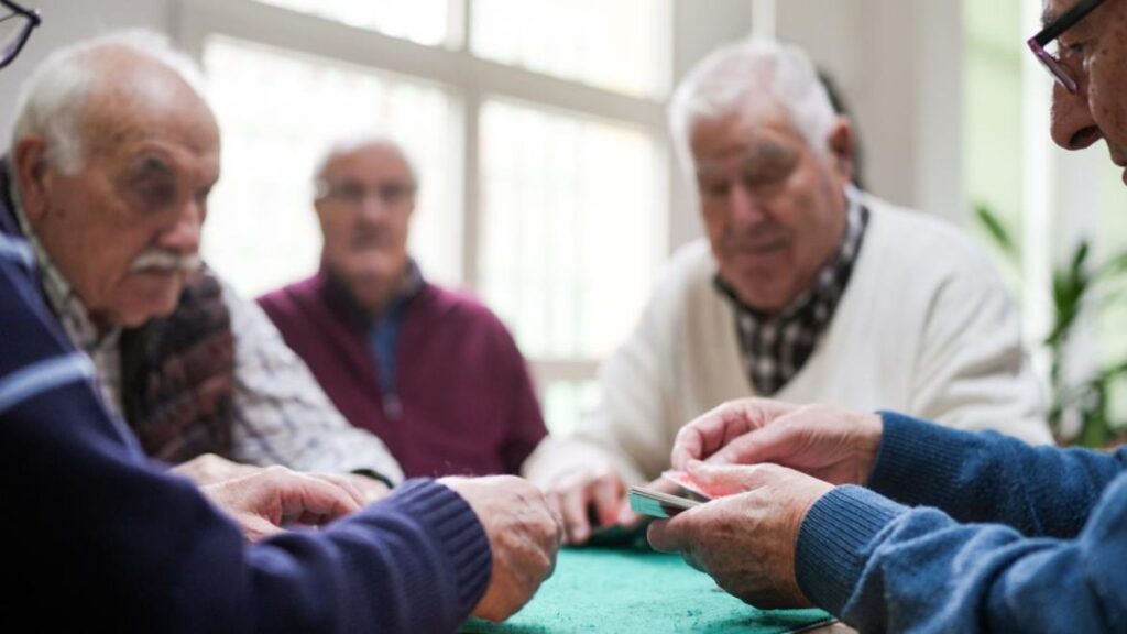 mayores jugando cartas