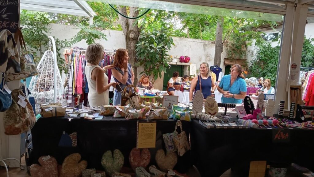 El mercadillo solidario de Café Pendiente regresa este domingo con nueva edición en El Patio del Quijote 1 mercadillo tov